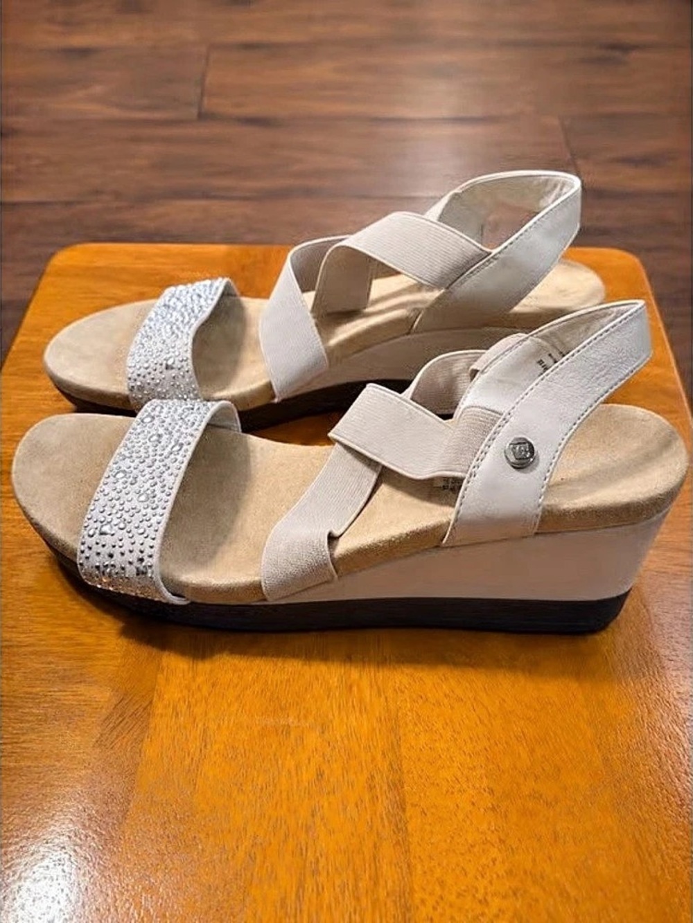 Skechers Cream & Silver Wedge Sandals US 8